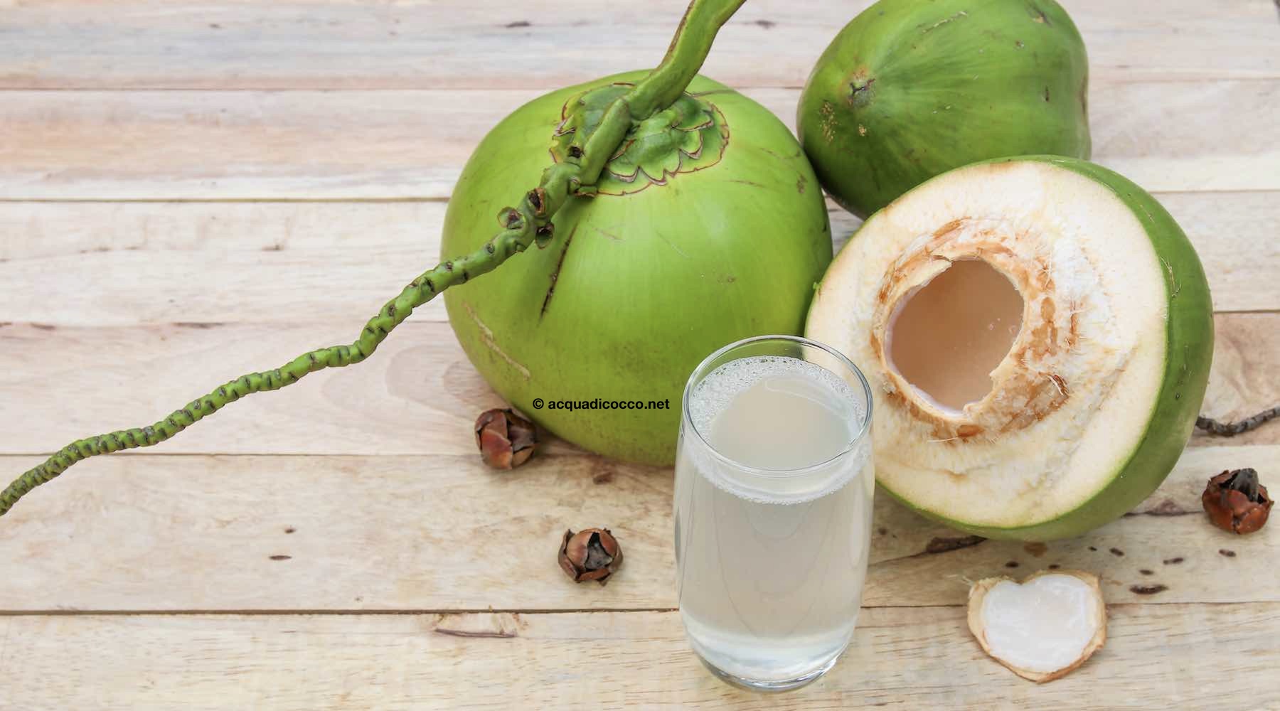 bicchiere di acqua di cocco